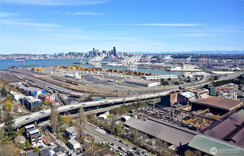 3905 Sw Avalon Way, Seattle, WA, 98126 | Card Image