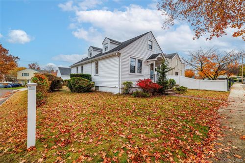 801 Park Ave, Westbury, NY, 11590-3739 | Card Image