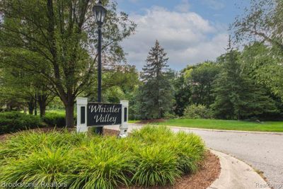 Beautiful neighborhood entrance | Image 2