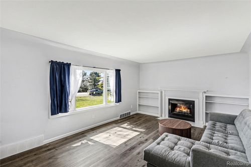 4382 Lahring Rd, Linden, MI, 48451-9431 | Card Image