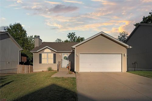 411 N Queen Ridge Ave, Independence, MO, 64056-1594 | Card Image