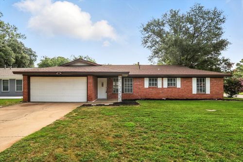 200 Arcadia St, Hurst, TX, 76053-6135 | Card Image
