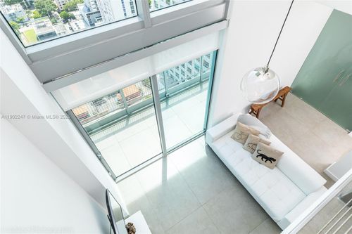 phi17-690 Sw 1st Ct, MIAMI, FL, 33130-2991 | Card Image