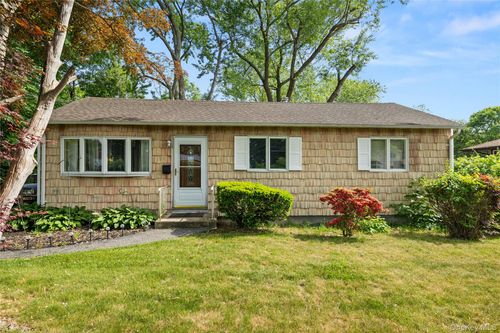 70 E Lakeland St, Bay Shore, NY, 11706-2029 | Card Image