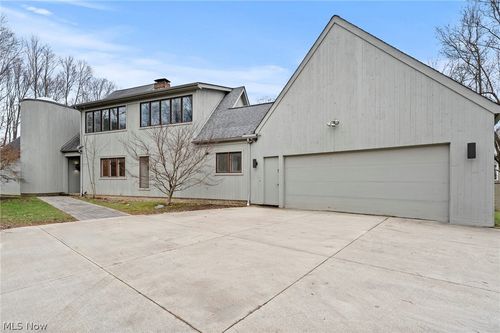 29475 S Woodland Rd, Pepper Pike, OH, 44124-5740 | Card Image