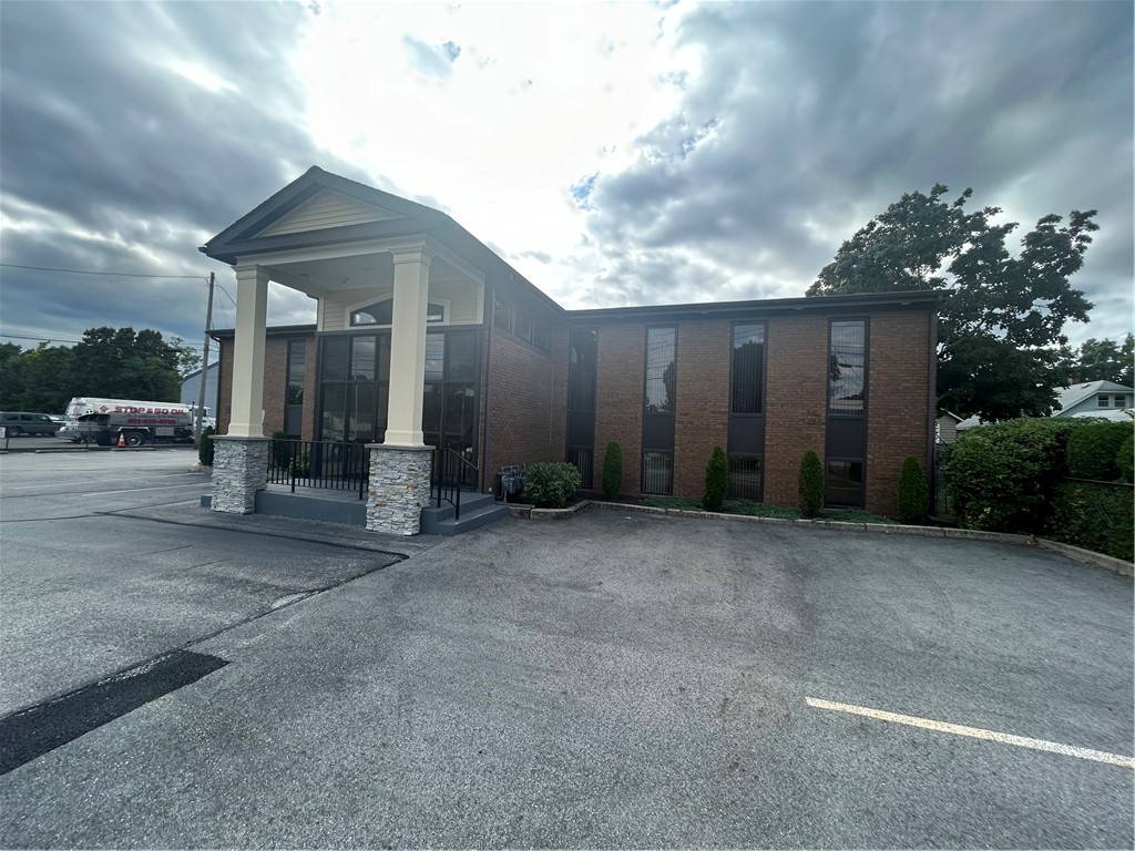 627 Warwick Ave, Warwick, RI 02888-2678
