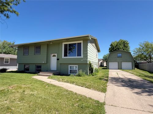 1900 Daleview Dr, Marion, IA, 52302-5108 | Card Image