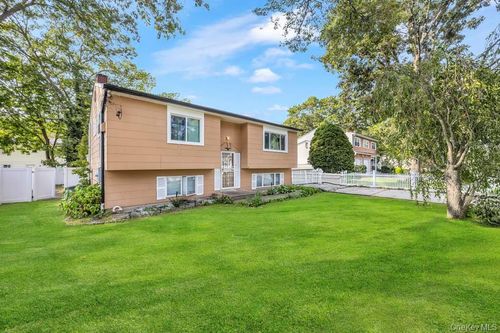 12 Roosevelt Ave, Greenlawn, NY, 11740-3139 | Card Image