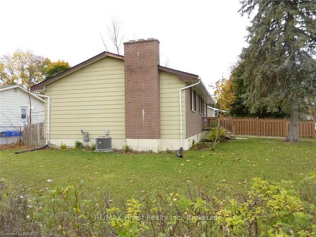 694 Aylmer Cres, House other with 3 bedrooms, 2 bathrooms and 2 parking in Kingston ON | Image 9