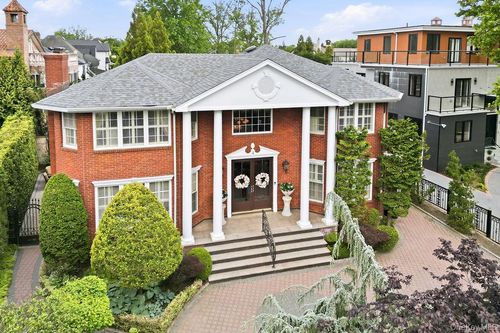 4 Point Crescent, New York, NY, 11357 | Card Image