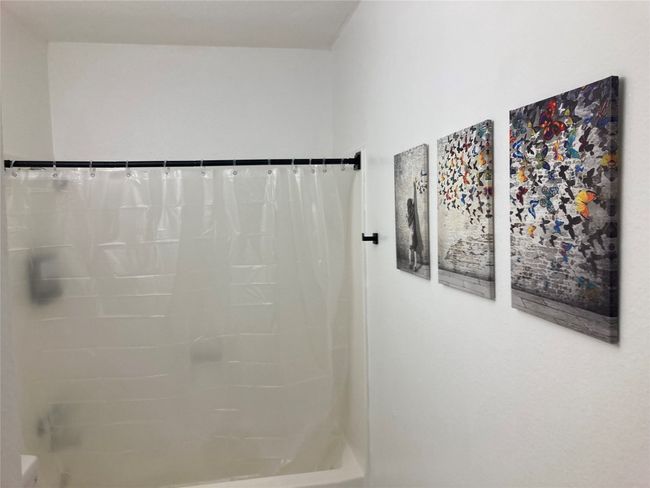 Bathroom with shower / tub combo with curtain | Image 8