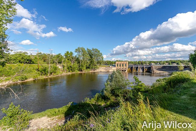 Enjoy peaceful retreats in the common area along the river and dam. | Image 43