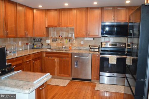 913 Moorefield Hill Grv Sw, VIENNA, VA, 22180-6267 | Card Image