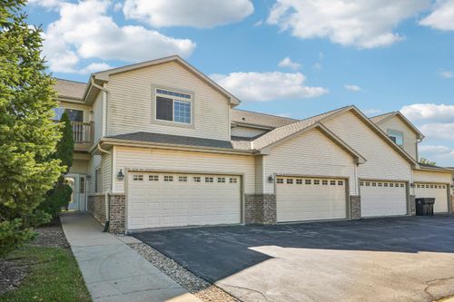 W197N16873 Stonewall Dr, Jackson, WI, 53037-8615 | Card Image