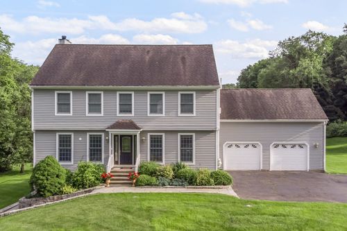 105 Huntingtown Rd, Newtown, CT, 06470-2612 | Card Image