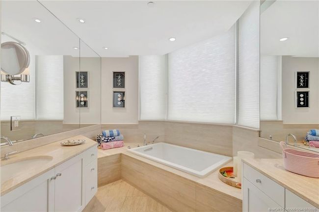 Dual sinks and deep soaking tub | Image 26