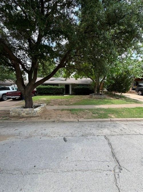 430 W Phillips Ct, Grand Prairie, TX, 75051-3136 | Card Image