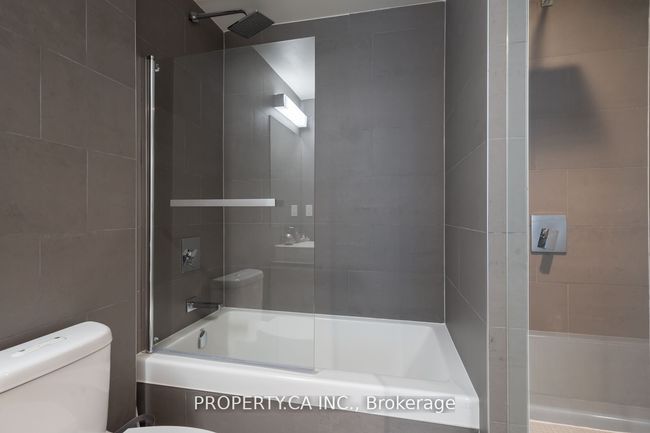 1012 - 111 Bathurst St, Condo with 2 bedrooms, 2 bathrooms and null parking in Toronto ON | Image 27