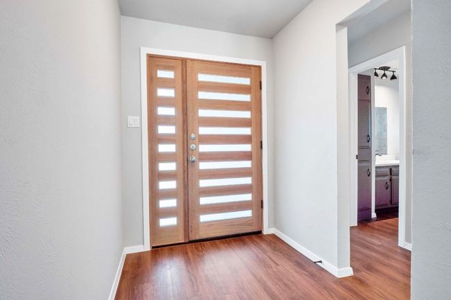Close up Chic front entry | Image 18