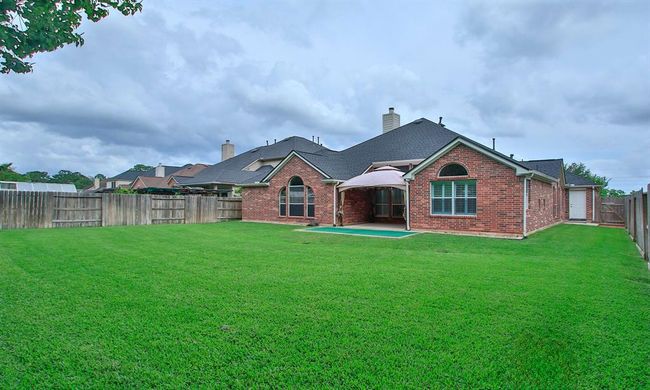 If it's gardening you enjoy or playing catch with the kids, there is ample space for any activity! | Image 28