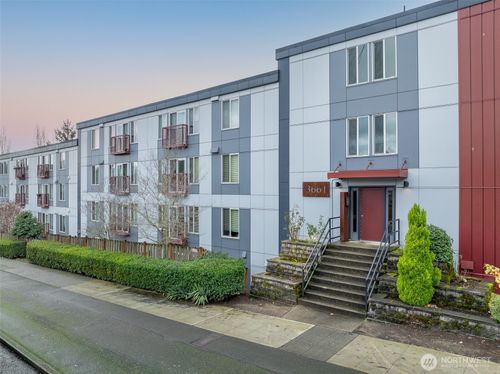 apt-107-3661 Phinney Ave N, Seattle, WA, 98103-8582 | Card Image