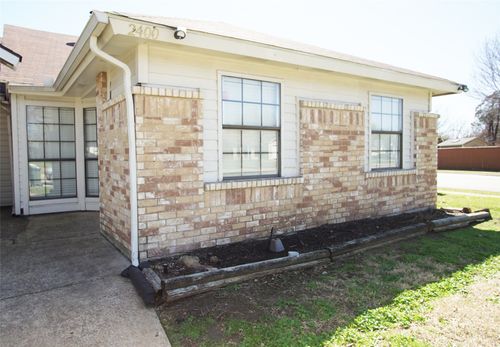 2400 Sunflower Dr, Arlington, TX, 76014-1842 | Card Image