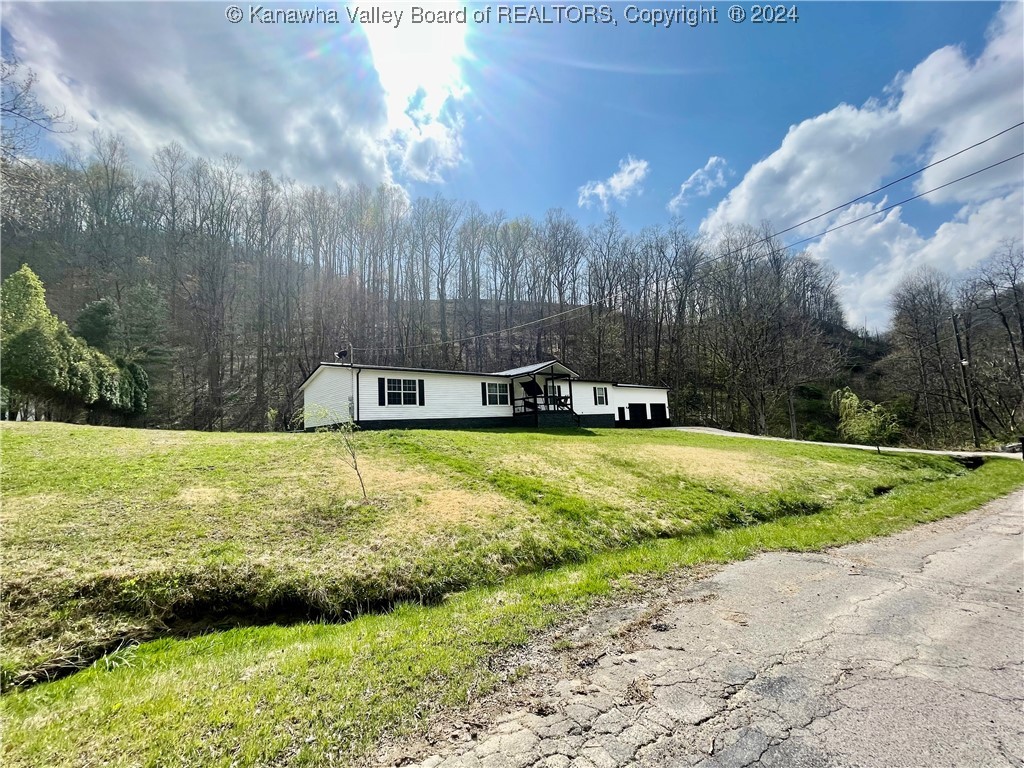 Anchor Dr, Chapmanville, WV 25508