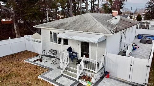 45 Amsterdam Ave, West Babylon, NY, 11704-4819 | Card Image