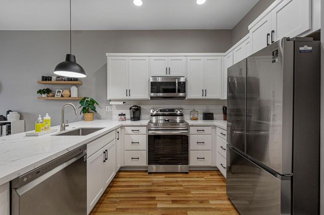Lots of counterspace and newer appliances | Image 5