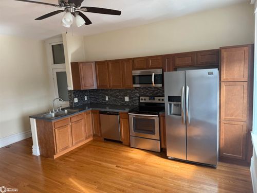 901 Main St, Grinnell, IA, 50112-2049 | Card Image