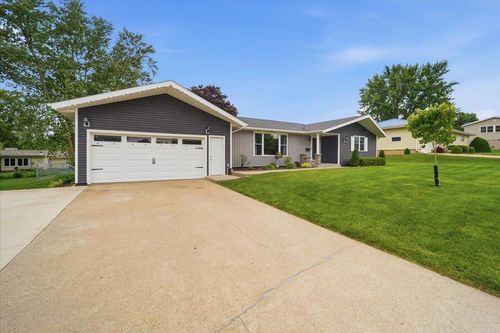 524 8th Ave Ne, Oelwein, IA, 50662-1334 | Card Image