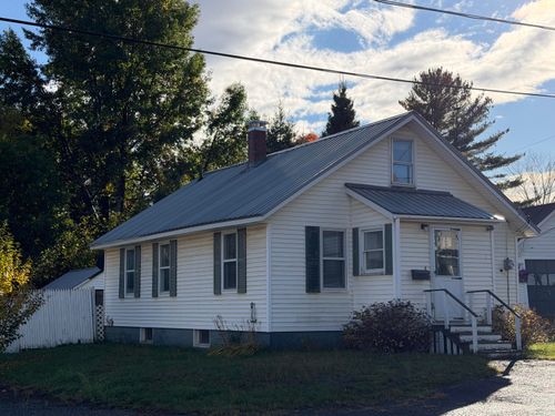 18 State St, Houlton, ME, 04730-1622 | Card Image