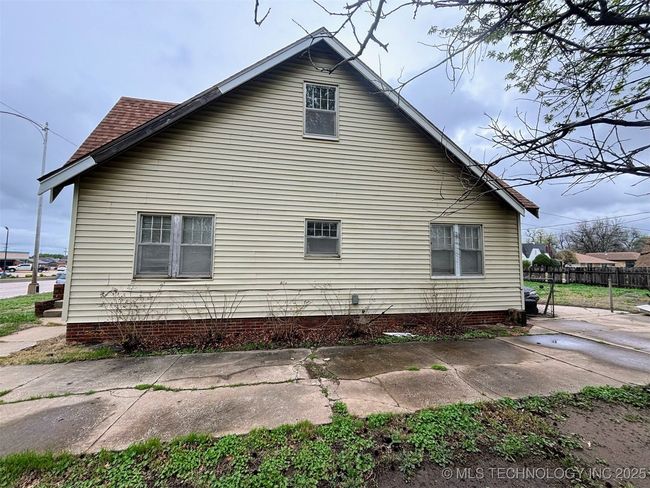 1924 W Owen K Garriott Rd, House other with 3 bedrooms, 1 bathrooms and null parking in Enid OK | Image 4