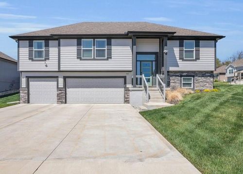 900 Lindenwood Dr, Grain Valley, MO, 64029-4516 | Card Image