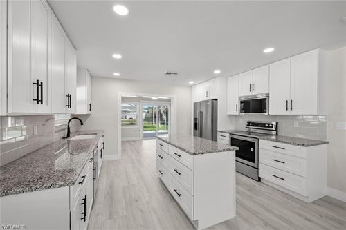527 97th Ave, NAPLES, FL, 34108-2286 | Card Image