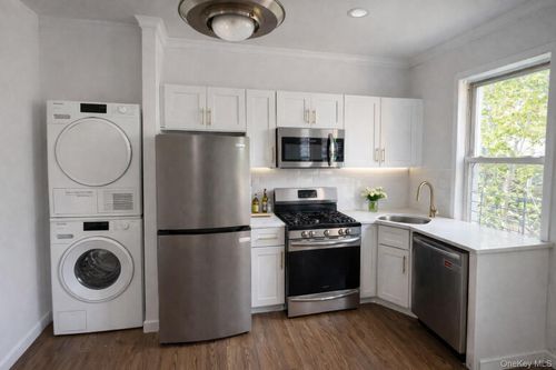 2-3717 Greenpoint Ave, Long Island City, NY, 11101-1909 | Card Image