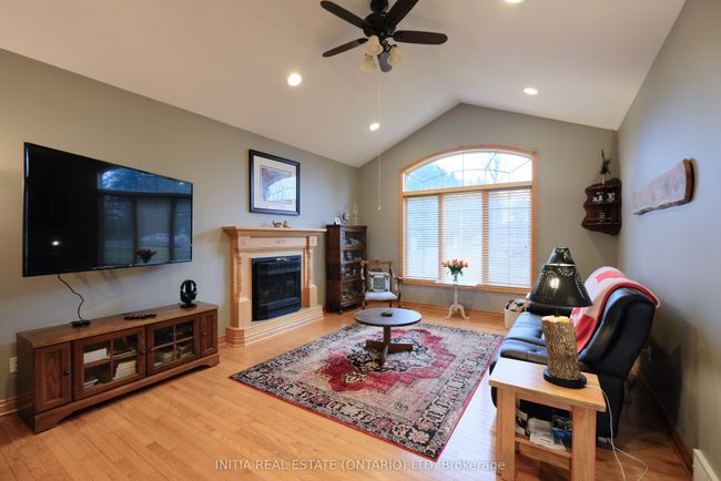 7284 Calvert Dr, House other with 4 bedrooms, 4 bathrooms and 6 parking in Strathroy ON | Image 4