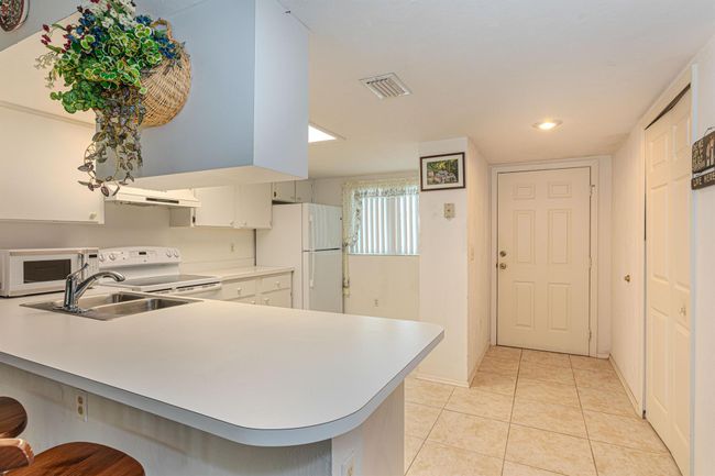 2007 - 2007 Palm Beach Trace Dr, Condo with 2 bedrooms, 2 bathrooms and null parking in Royal Palm Beach FL | Image 9