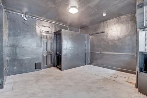 21 Carpenter St, Glen Cove, NY, 11542-2357 | Card Image