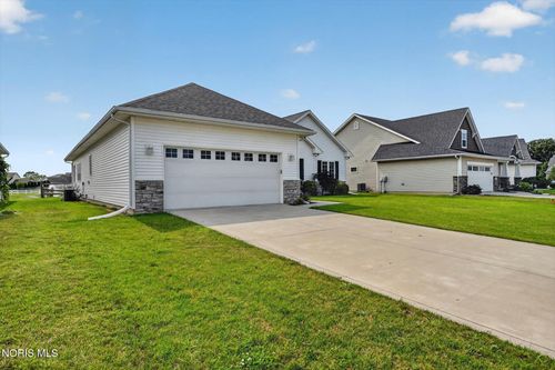 3927 Ten Mile Creek Dr, Sylvania, OH, 43560-8632 | Card Image
