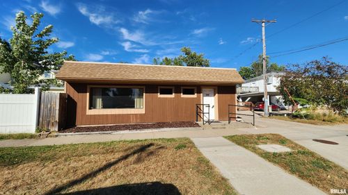 212 23rd Ave N, Clinton, IA, 52732-2211 | Card Image