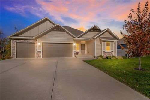 804 Nw Hickory Ridge Dr, Grain Valley, MO, 64029 | Card Image