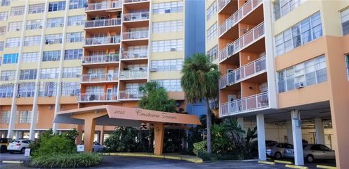 apt-404-2025 Ne 164th St, North Miami Beach, FL, 33162-4156 | Card Image
