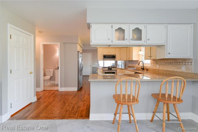 Granite Counter w/Bar Seating | Image 14