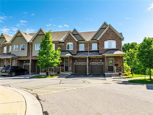 686 Wendy Culbert Cres, Newmarket, ON, L3X0A4 | Card Image