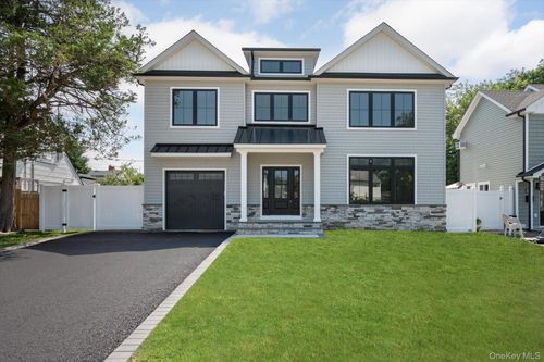 11 Forest Ln, Westbury, NY, 11590-6532 | Card Image