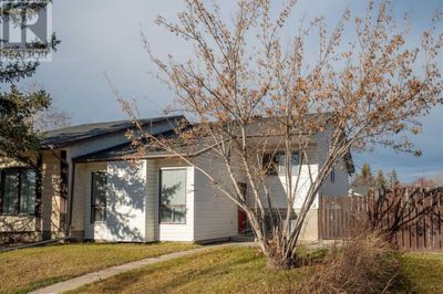 32 Maplewood Green, Home with 3 bedrooms, 2 bathrooms and null parking in Strathmore AB | Image 1