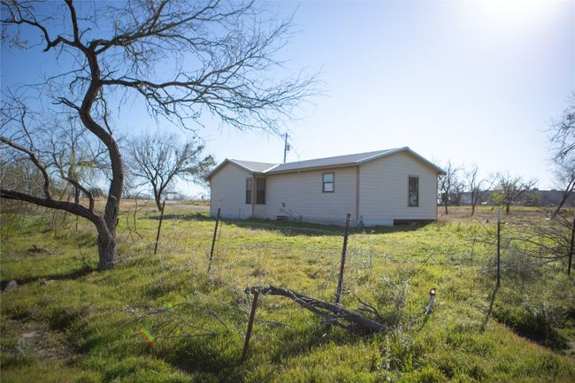 2095 Bridal Path Rd, House other with 1 bedrooms, 1 bathrooms and 100 parking in Luling TX | Image 9