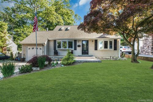 16 Davis St, Huntingtn Sta, NY, 11747-1403 | Card Image