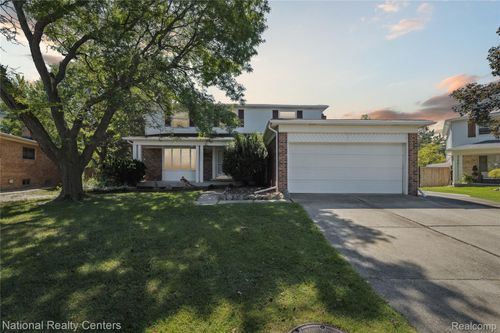 15566 Hemlock Dr, Macomb, MI, 48044-3167 | Card Image